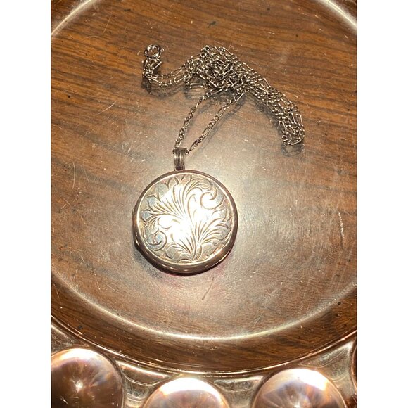 Vintage .925 STERLING SILVER Etched Round Locket w/ Original PHOTOS | Sentimenta - Picture 8 of 9